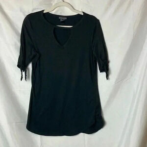 Kristin‎ Nicole black top